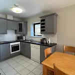 Peaceful 10 Min Walk To Town Apartment *