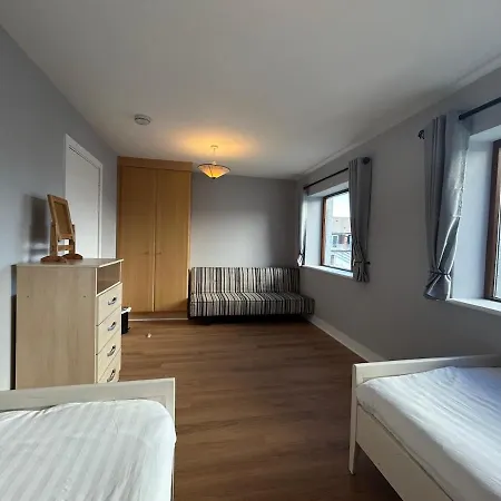 Peaceful 10 Min Walk To Town Apartment *