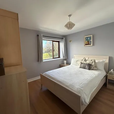 Peaceful 10 Min Walk To Town Apartment *