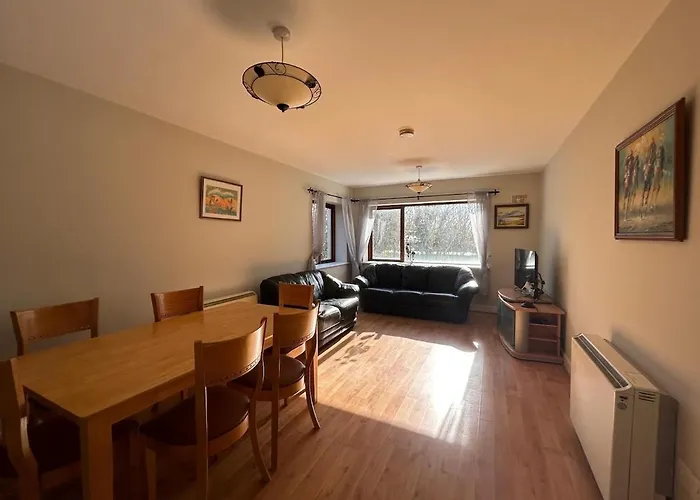 Peaceful 20 Min Walk To Town